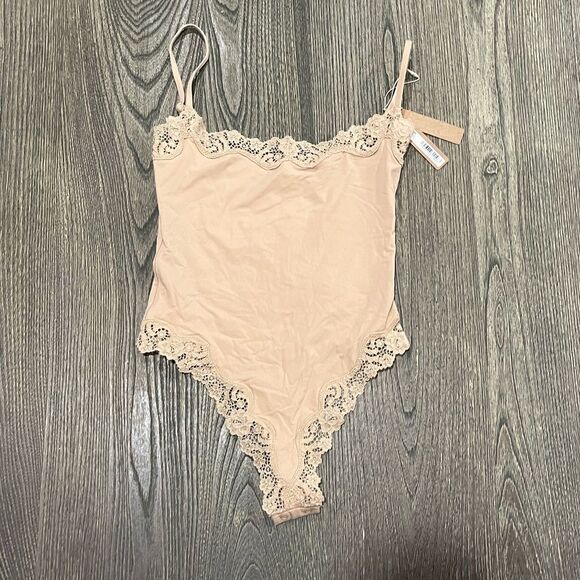 SKIMS Tops - NWT Skims Fits Everybody Lace Cami Bodysuit Scoop Neck Stretch Clay Size XS